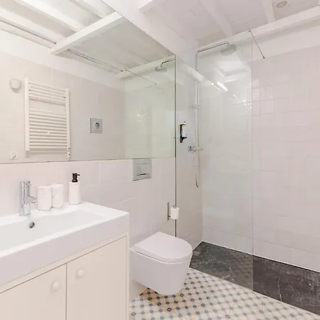 With Comfort & Convenience Porto